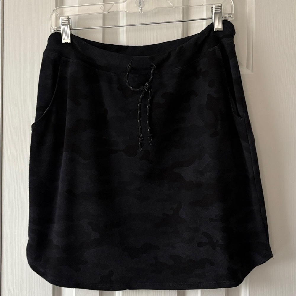 Evereve Sundry Black Camo Skirt